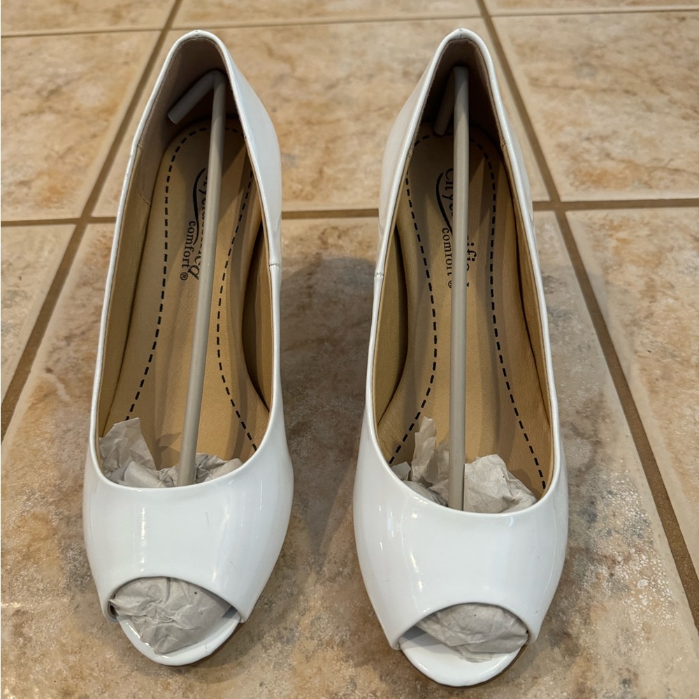 City Classified Peep Toe Heels Pumps Shoes Women’s 8.5 White Patent NIB New